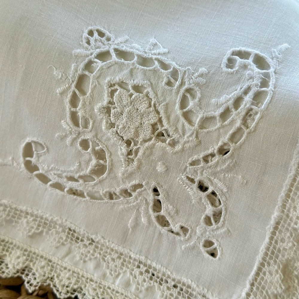 4 Vintage White Lace Trimmed Cloth Napkins - Picture 2 of 6